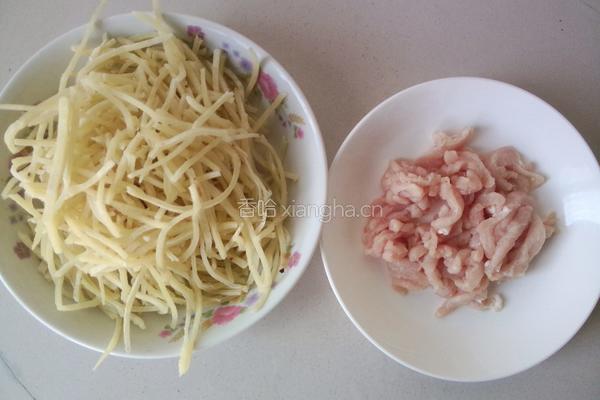 肉丝炒饼的做法图解1