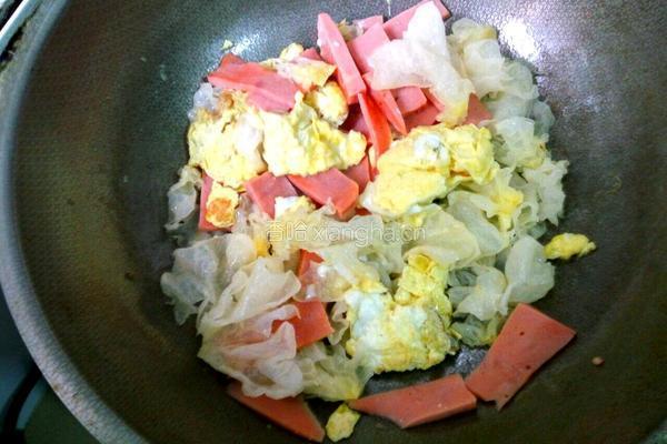 鸡蛋火腿炒银耳的做法图解6