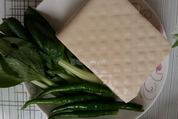 青菜炒豆腐的做法图解1