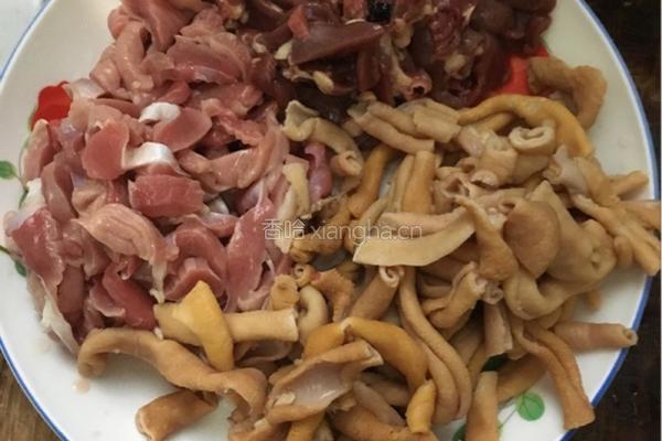 泡椒炒鸡杂的做法图解1