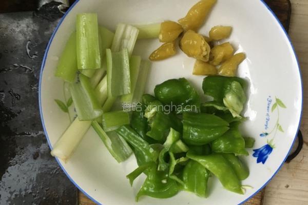 泡椒炒鸡杂的做法图解2