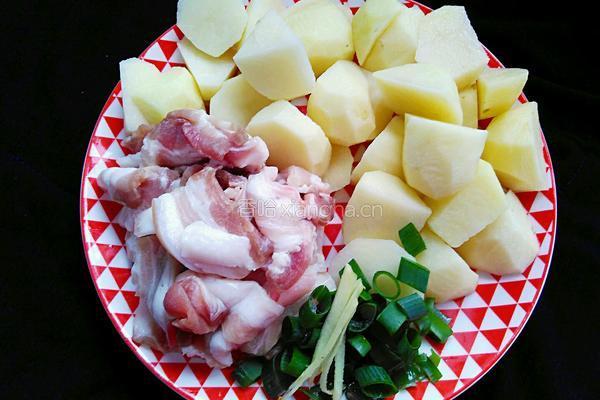 土豆烧肉的做法图解2