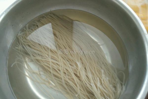 卷心菜炒粉的做法图解1