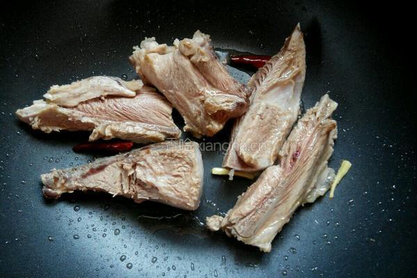 东北酸菜炖排骨的做法图解6