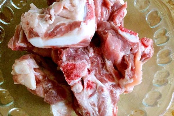 酸菜炖排骨的做法图解2