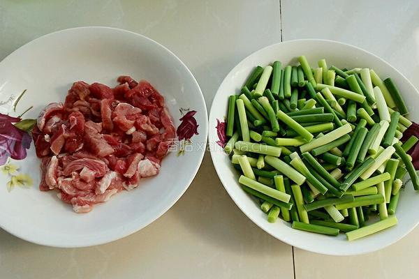 蒜毫炒肉的做法图解1