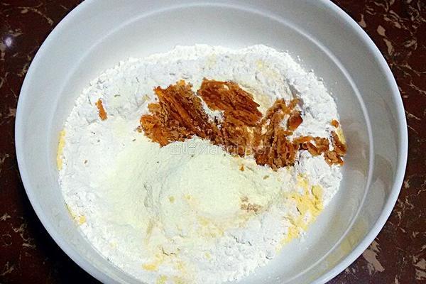 奶香红糖豆沙玉米发糕的做法图解1