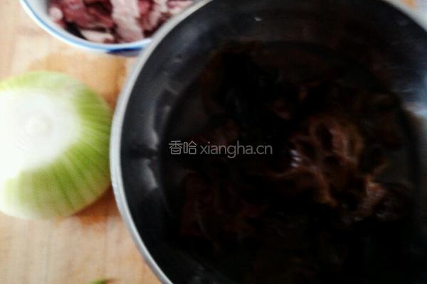 木耳肉片的做法图解1