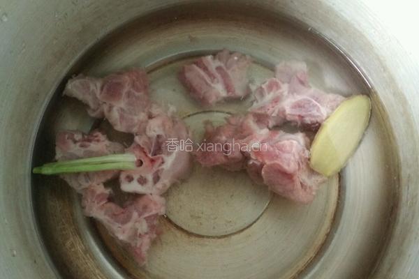 排骨焖饭的做法图解1