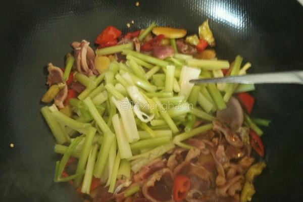 芹菜炒鸡胗的做法图解6