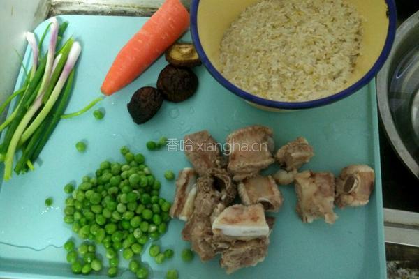 排骨蒸饭的做法图解1