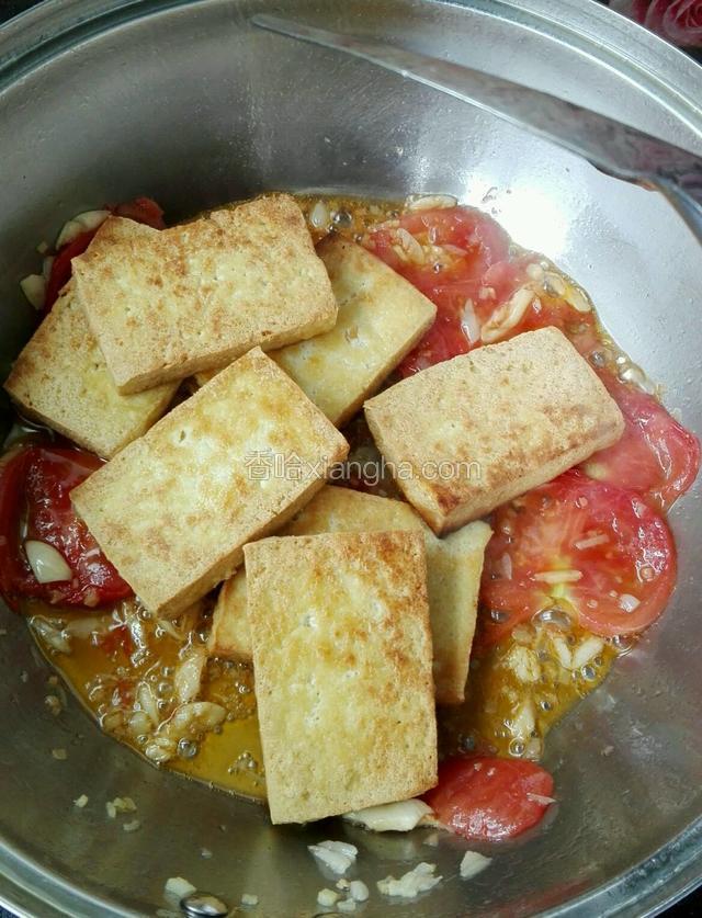 将豆腐放入锅中，开始翻炒