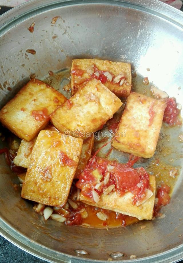 小火翻炒，加入酱油调色，再依次加入盐，味精，耗油
