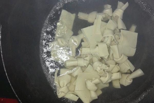 彩椒炒豆腐皮结的做法图解4