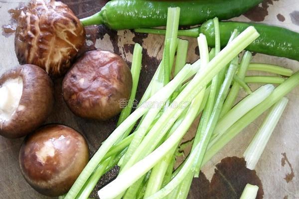 香菇芹菜炒肉的做法图解1