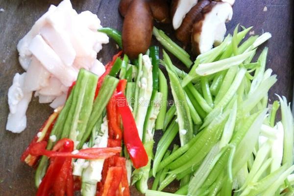 香菇芹菜炒肉的做法图解2