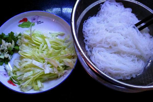 包心菜炒粉丝的做法图解1
