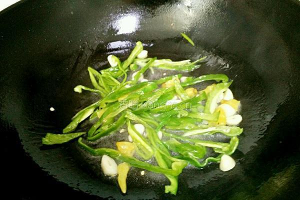 泡椒青椒炒苦瓜的做法图解5