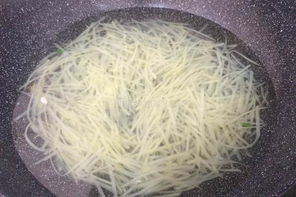 炝拌酸辣土豆丝的做法图解3