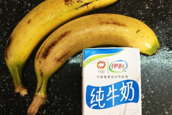 香蕉奶昔冰棒的做法图解1