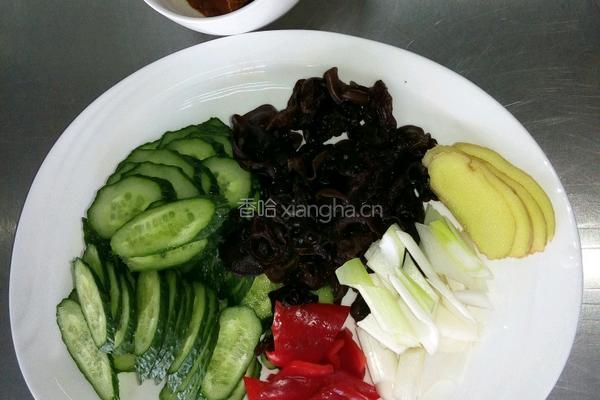 黄瓜木耳炒肉的做法图解1