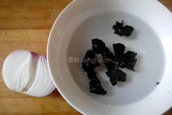 凉拌洋葱黑木耳的做法图解1