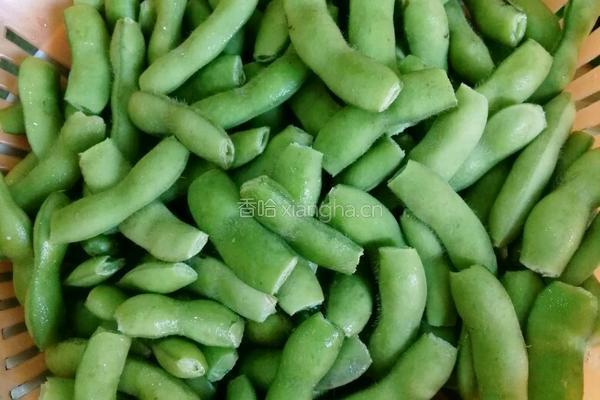 盐水麻辣毛豆的做法图解1