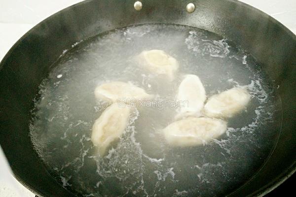 煮速冻饺子的做法图解4