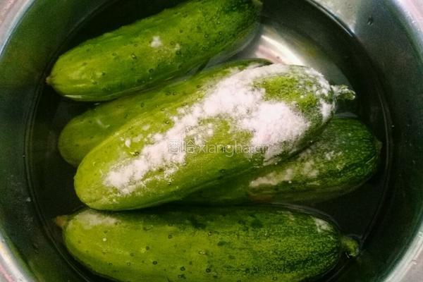 芝麻酱黄瓜条的做法图解1