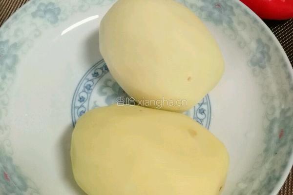 炖土豆块的做法图解1