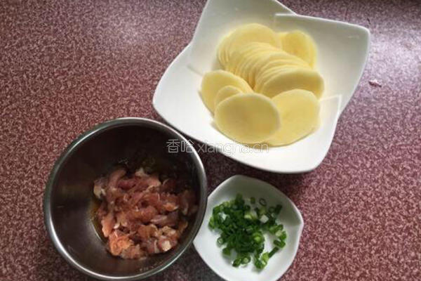 土豆片炒肉的做法图解2