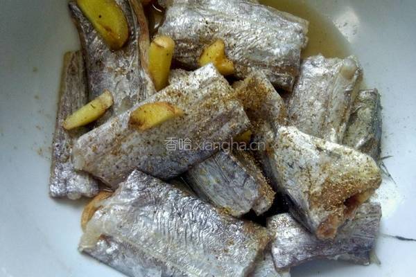 酥炸带鱼的做法图解2
