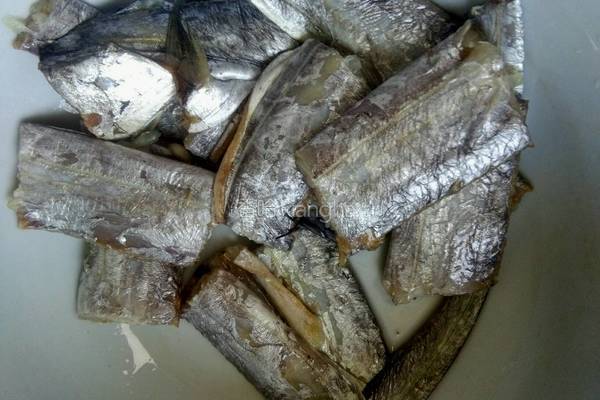 酥炸带鱼的做法图解1