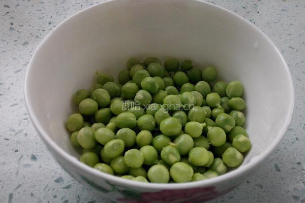 豌豆炒肉丁的做法图解1