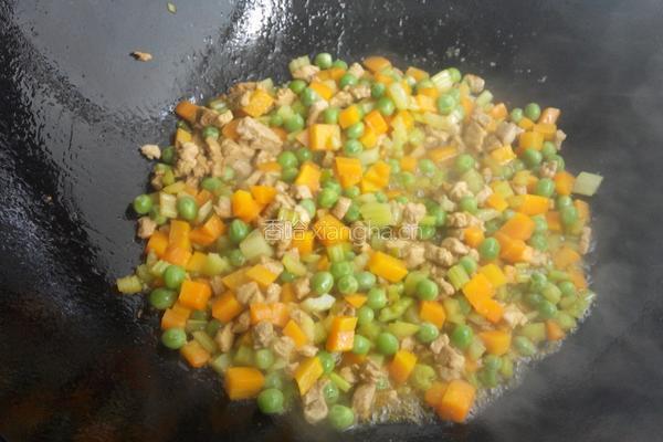 豌豆炒肉丁的做法图解7