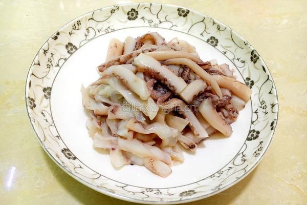 蒜苔炒鱿鱼的做法图解1