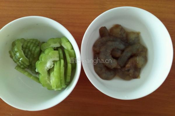 虾仁炒苦瓜的做法图解1