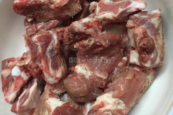 玉米炖排骨的做法图解1
