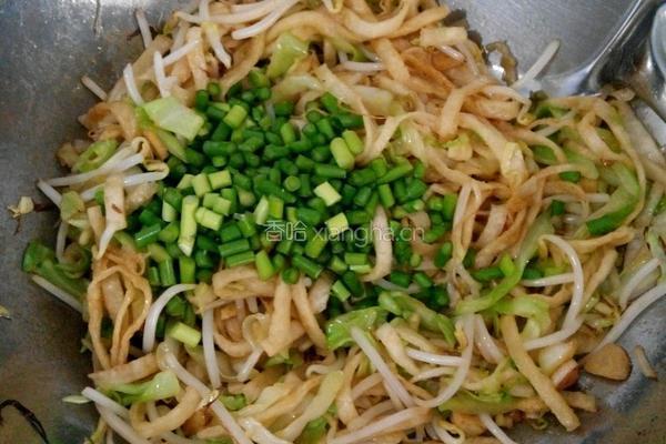 圆白菜炒饼的做法图解8