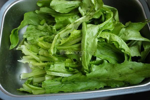 豆豉鲮鱼拌油麦菜的做法图解2