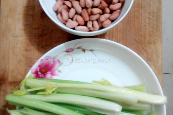 花生芹菜的做法图解1