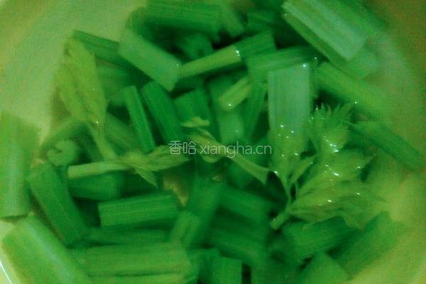 花生芹菜的做法图解3