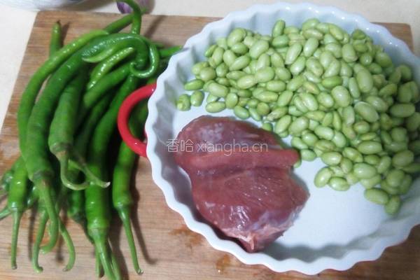 毛豆炒肉的做法图解1