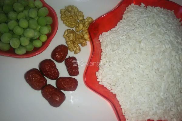 豌豆糯米饭的做法图解1