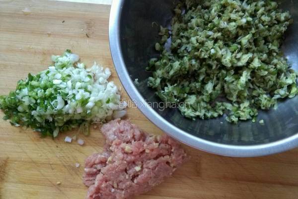 槐花猪肉水饺的做法图解4