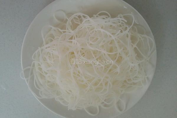 酸菜粉丝汤的做法图解1