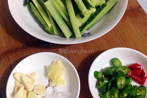 腌黄瓜的做法图解1