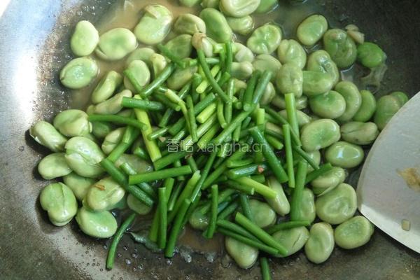 青蚕豆炒蒜苗的做法图解8