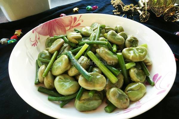 青蚕豆炒蒜苗的做法图解10