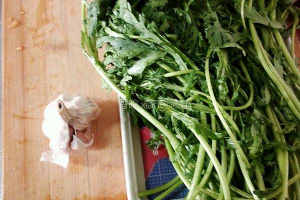 凉拌茼蒿菜的做法图解1